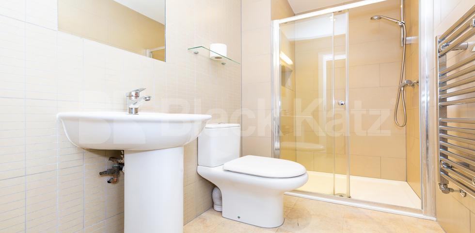 			STUNNING FIVE BED IN WC1, 5 Bedroom, 1 bath, 1 reception Flat			 Byng Place, RUSSELL SQUARE